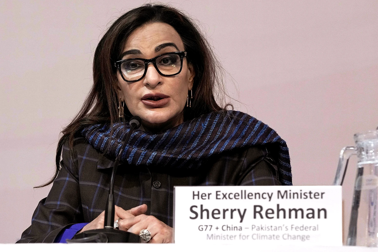 27 年 17 月 2022 日，巴基斯坦气候变化部长雪莉·拉赫曼 (Sherry Rehman) 在 COPXNUMX 上发言。