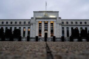 Fed höjer de amerikanska räntorna med en kvartspunkt, vilket signalerar en möjlig paus