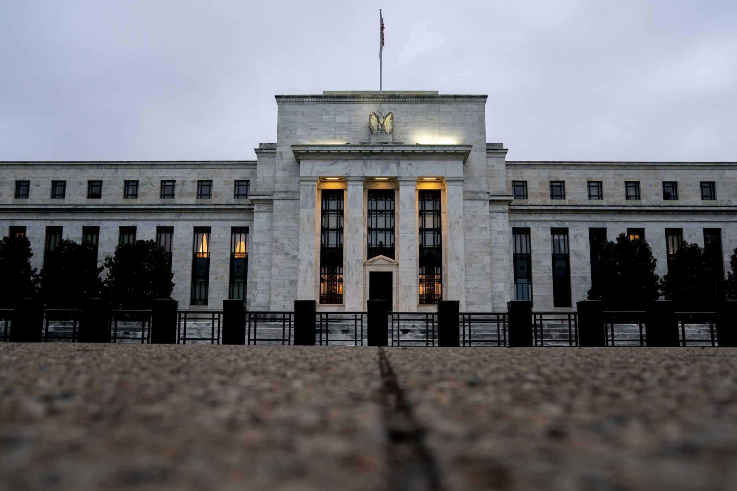 La Fed relève les taux américains d'un quart de point, signalant une pause possible