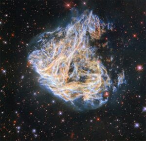 El fantasma de una estrella antigua flota en una nube celestial #SpaceSaturday