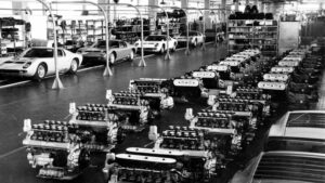 Kaca Spion: Chrysler Membeli Banteng