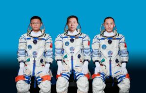 Kolme astronauttia valmiina matkaan Kiinan avaruusasemalle