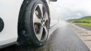 Teste de pneus compara marcas em aderência em piso molhado/seco, desgaste e impacto ambiental