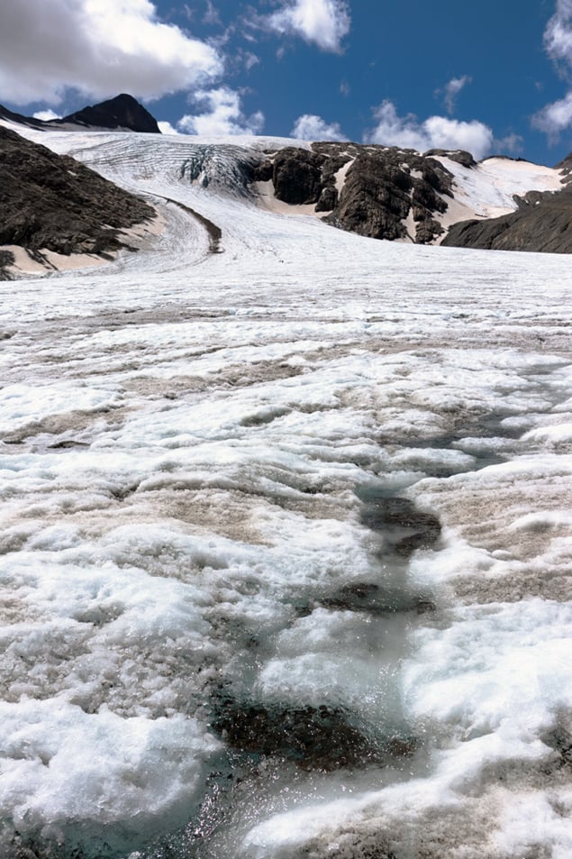 Широкий вид на льодовик Гріс в Альпах