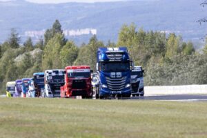 Wyścigi ciężarówek z zaawansowaną telematyką wideo — biznes logistyczny