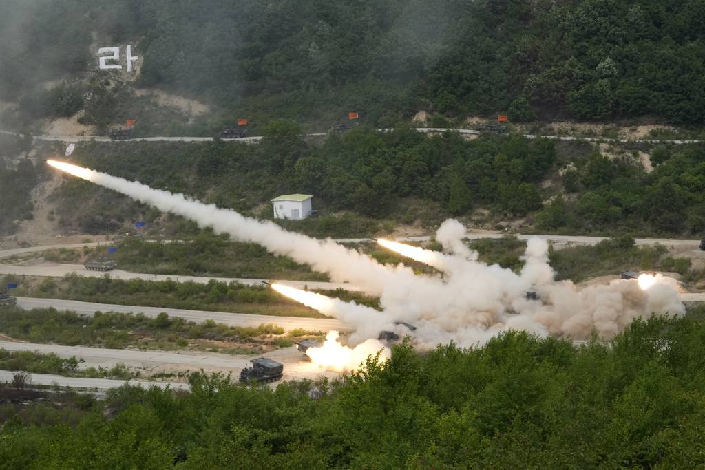 Tropas dos EUA e da Coreia do Sul realizam grandes exercícios de fogo real
