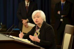 US Treasury Sec. Yellen fortæller bankfolk, at flere fusioner kan være nødvendige - CNN