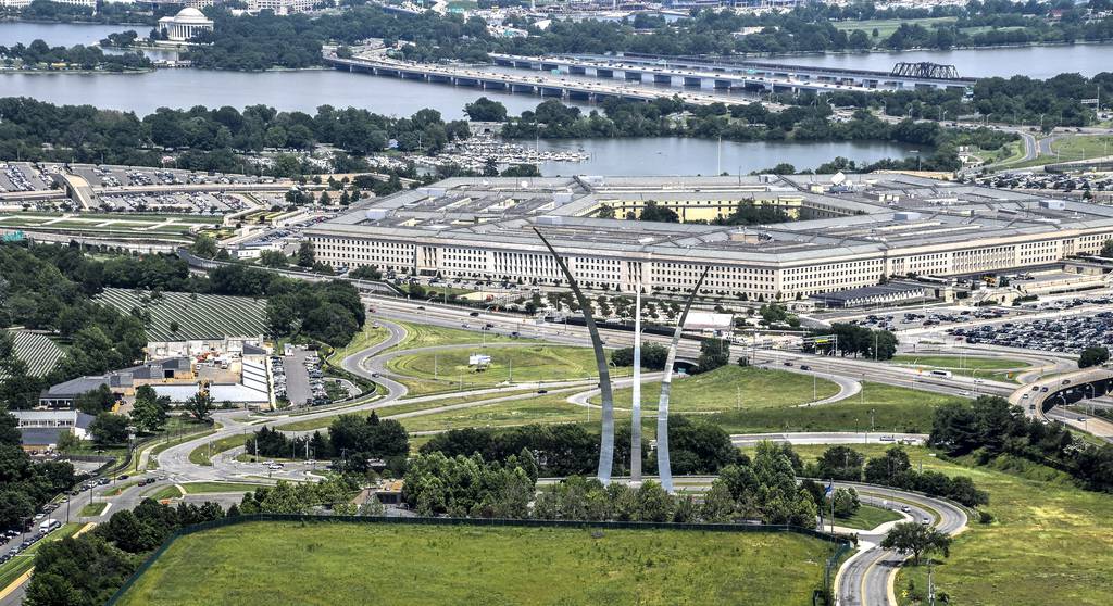 Warren varnar för Pentagon-försvarsindustrins svängdörr