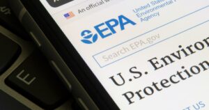 2 مجوزہ EPA قوانین کا مقصد پاور پلانٹس اور کاروں سے اخراج کو نمایاں طور پر کم کرنا ہے۔ گرین بز