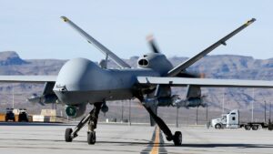 O simulare de dronă cu inteligență artificială a Forțelor Aeriene din SUA s-a încheiat cu drona care a devenit necinstită și și-a ucis operatorul uman simulat, deoarece operatorul nu a lăsat drona să omoare tot ce și-a dorit.