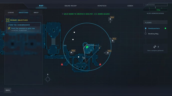 Tindalos Interactive'in Aliens: Dark Descent oyunundan, CCTV kameralarını, Uzaylıların ortaya çıkma noktalarını ve oyuncunun takımını belirten yeşil noktalar etrafında gruplandırılmış görev hedeflerini gösteren bir harita ekranı.