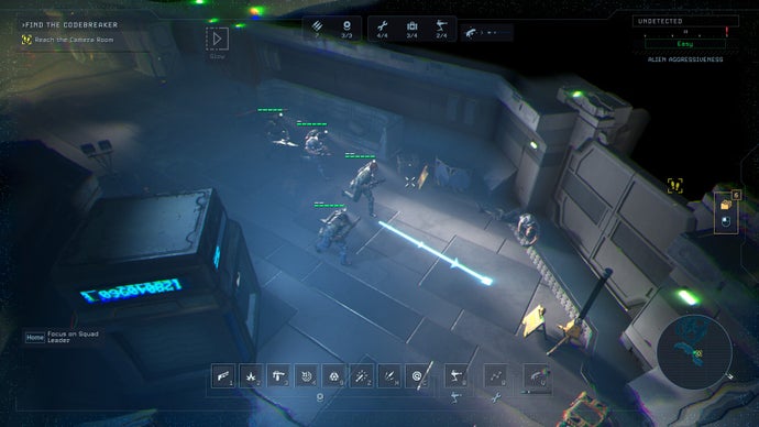 Tindalos Interactive'in gerçek zamanlı taktik oyunu Aliens: Dark Descent'te oyuncunun deniz ekibinin bir uzay istasyonu koridorunda ilerlemesini gösteren bir ekran görüntüsü, şu an için endişelenecek bir uzaylı yok.