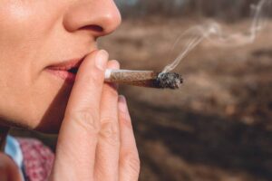 美国人说大麻比酒精和香烟更安全（而且比科技更不容易上瘾）