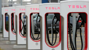 Analyse: Fabrikanten van EV-opladers kijken behoedzaam naar de adoptie van de Tesla - Autoblog