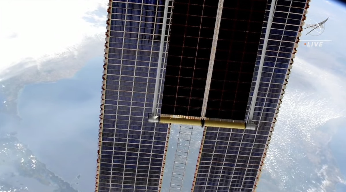 Los astronautas instalan una nueva matriz solar fuera de la Estación Espacial Internacional