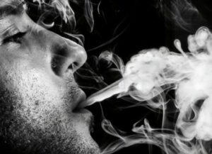 Prohibido fumar hierba en su propia casa: el fallo del juez abre una caja de Pandora para los pacientes de marihuana medicinal
