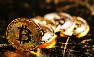 Bitcoin ve Ether, SEC'in Binance ve Coinbase'e karşı dava açmasının ardından "bayılma" ticaretinin ortasında yükseldi