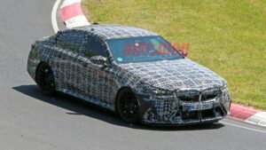 Le foto spia della BMW M5 mostrano il paraurti anteriore aggressivo