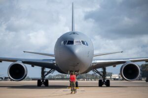 A Boeing fokozni akarja a KC-46 védelmét, miközben a légierő mérlegeli a tanker útvonalát
