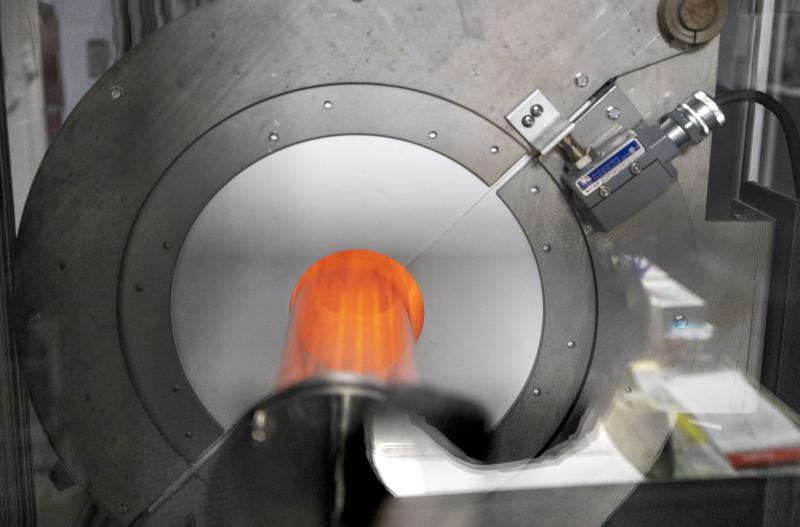 Un disque en acier inoxydable a été chauffé pour créer des particules d'oxyde de fer et de nickel à sa surface