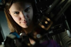 La lumière "en roue libre" révèle un nouveau type d'interaction polarisée lumière-matière - Physics World