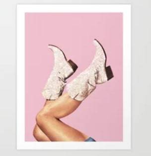 fondo rosa con botas blancas