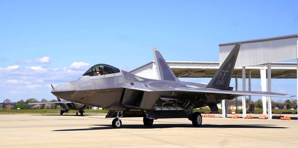 Letalsko usposabljanje F-22 se začne v bazi v Virginiji po letih v negotovosti