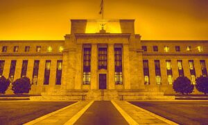 美联储表示，更高的利率可能会加剧银行的压力，但比特币呢？