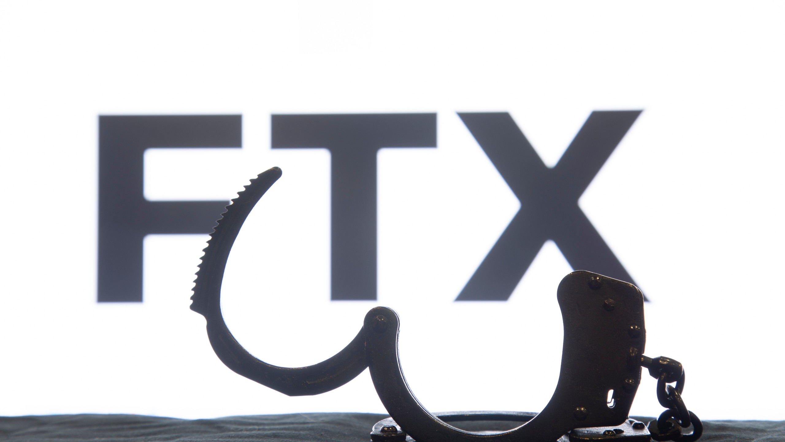 FTX investiga a exejecutivo, demanda expone intentos de silenciar al personal