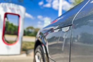 GM, Ford profiteren van grote voordelen van Tesla-oplaadaanbiedingen - The Detroit Bureau
