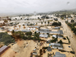 A kormány támogatja a tanácsot a ciklon és az árvíz sújtotta ingatlanok felvásárlásában