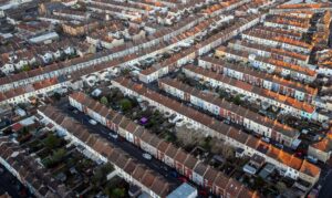 ایچ ایس بی سی نے برطانیہ کے کچھ رہن کے سودوں کو کھینچ لیا کیونکہ بڑھتی ہوئی شرحوں کے خوف سے گھر کے خریداروں کو ایک بار پھر مارا گیا
