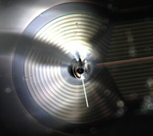 La trappola magnetica mantiene levitata e stabile una microsfera superconduttrice – Physics World