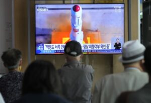 Nordkoreas spionsatellituppskjutning misslyckas när raketen faller i havet