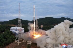 Η απόπειρα εκτόξευσης της Βόρειας Κορέας αποτυγχάνει, μέρες μετά την επιτυχημένη διαστημική βολή της Νότιας Κορέας