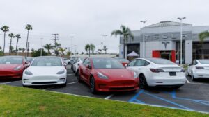 I proprietari affermano che Tesla ha disconnesso i sensori radar durante la manutenzione ordinaria - Autoblog