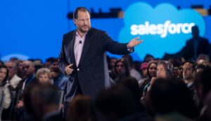 Salesforce investoi 500 miljoonaa dollaria generatiivisiin tekoälyn startupeihin; julkistaa uuden AI Cloud -tarjouksen
