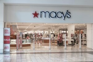 Desaceleração nos gastos no varejo refletida na previsão revisada da Macy's