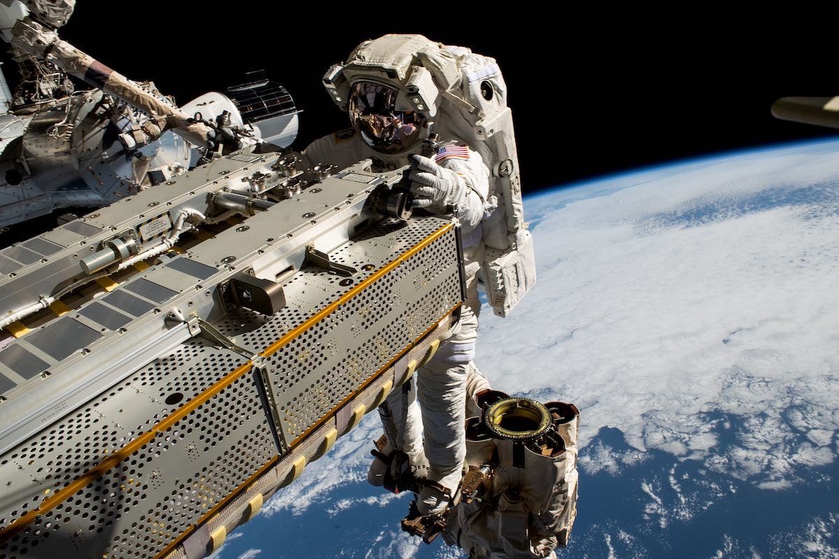 空间站宇航员继续使用新的太阳能电池阵列升级电力系统