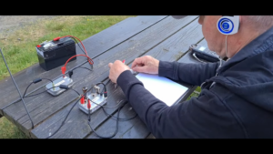 La configuration de la radio espion reçoit une petite alimentation électrique pour les opérations sur le terrain