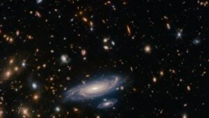 كسر التناظر في `` المجرات الرباعية السطوح '' المرتبط بانتهاك التكافؤ - عالم الفيزياء