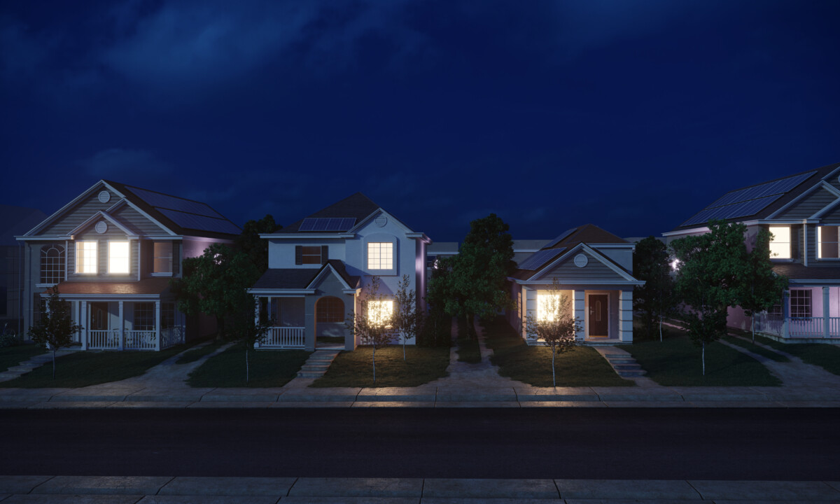 Bolig eksteriør scene inkluderer hus med solcellepaneler, natt scene