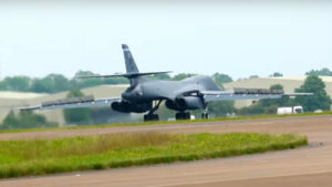 Se hur en B-1 Lancer Bomber avbryter lyfter från RAF Fairford