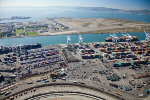 Los trabajadores portuarios de la costa oeste llegan a un acuerdo tentativo con los transportistas