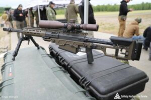 ZMT:n SR-50M materiaalintorjuntakivääri rikkoo kannen tarkka-ampujakonferenssissa