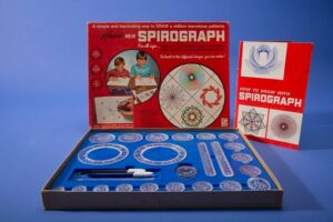 1977: SPIROGRAPH-Erfinder bei der Arbeit