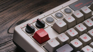 تتضمن لوحة مفاتيح 8BitDo الأولى أزرار NES الضخمة