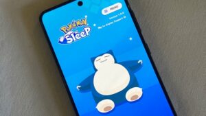 Yö Pokémon Sleep -sovelluksen kanssa, joka pelaa unesi ja kuuntelee kuorsausta