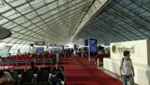 A Peruvian woman who was transporting cocaine opens fire and injures two customs officers at Paris CDG airport