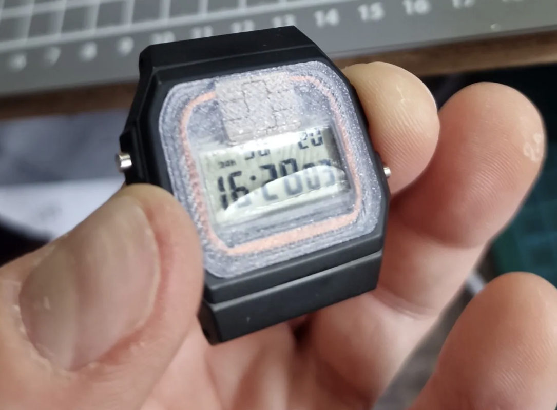 Dodawanie funkcji inteligentnego zegarka do klasycznego Casio